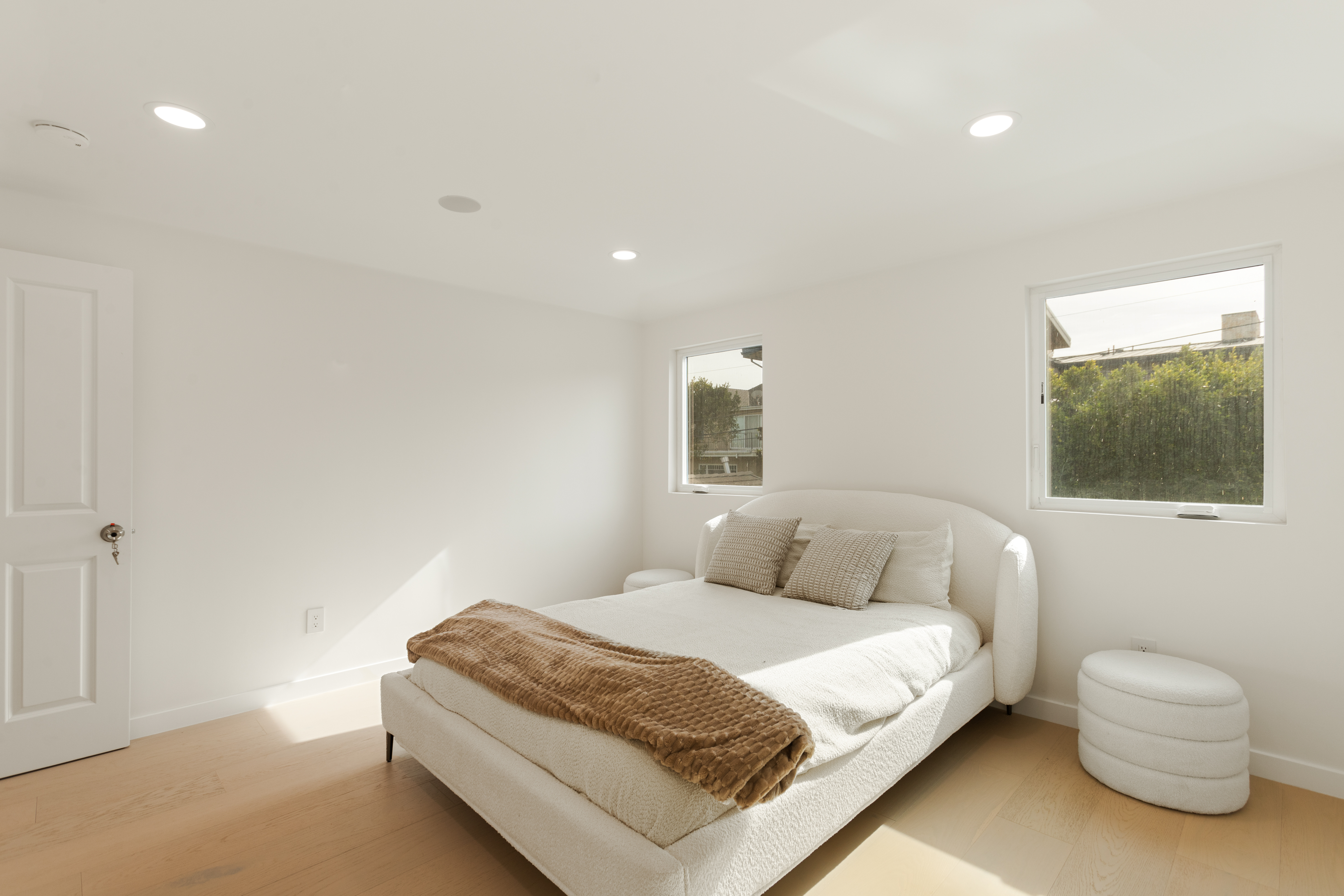 9432 Oakmore Rd bathrooms — luxury rental Los Angeles 90035 photo 1