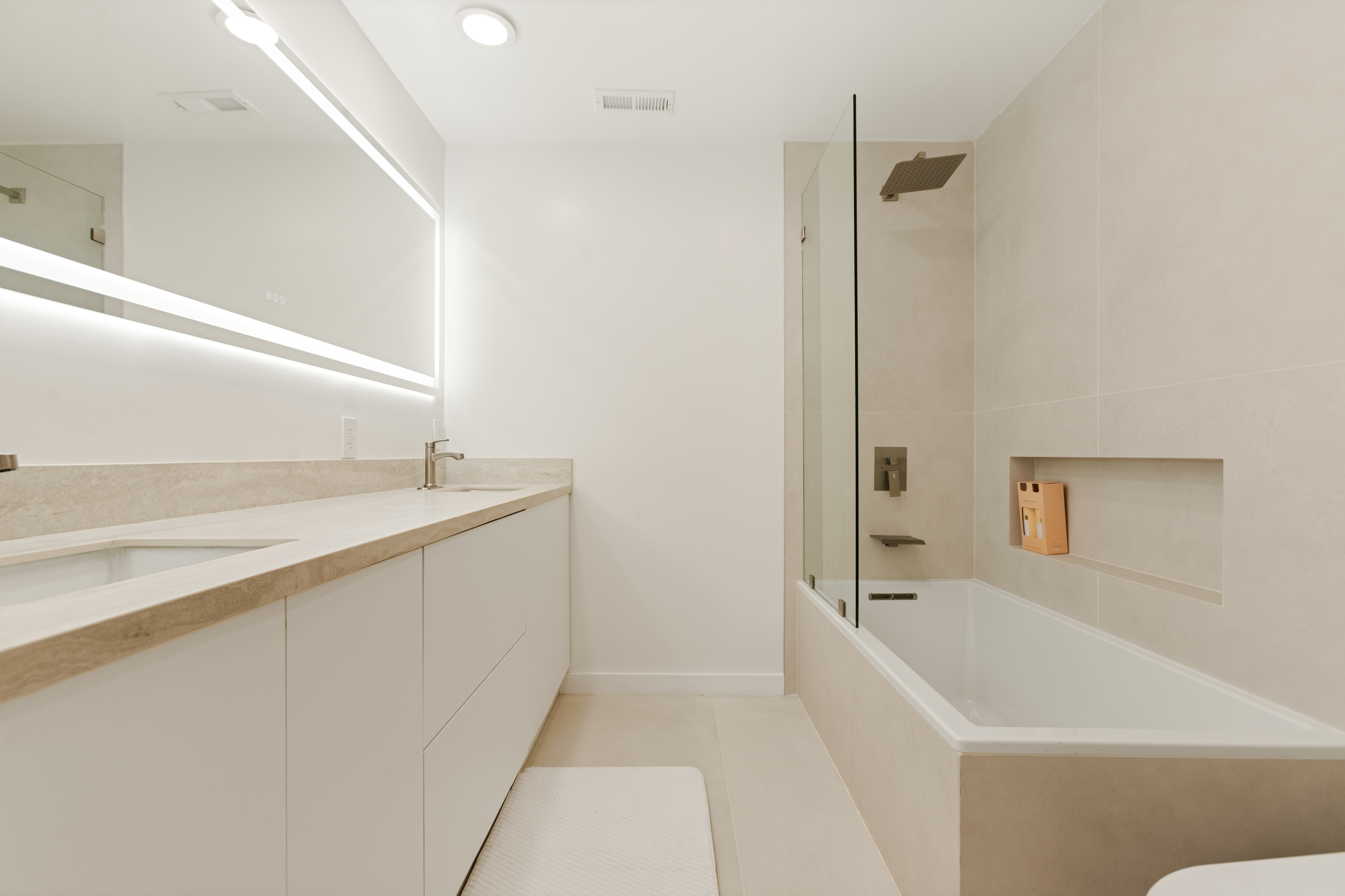9432 Oakmore Rd bathrooms — luxury rental Los Angeles 90035 photo 2