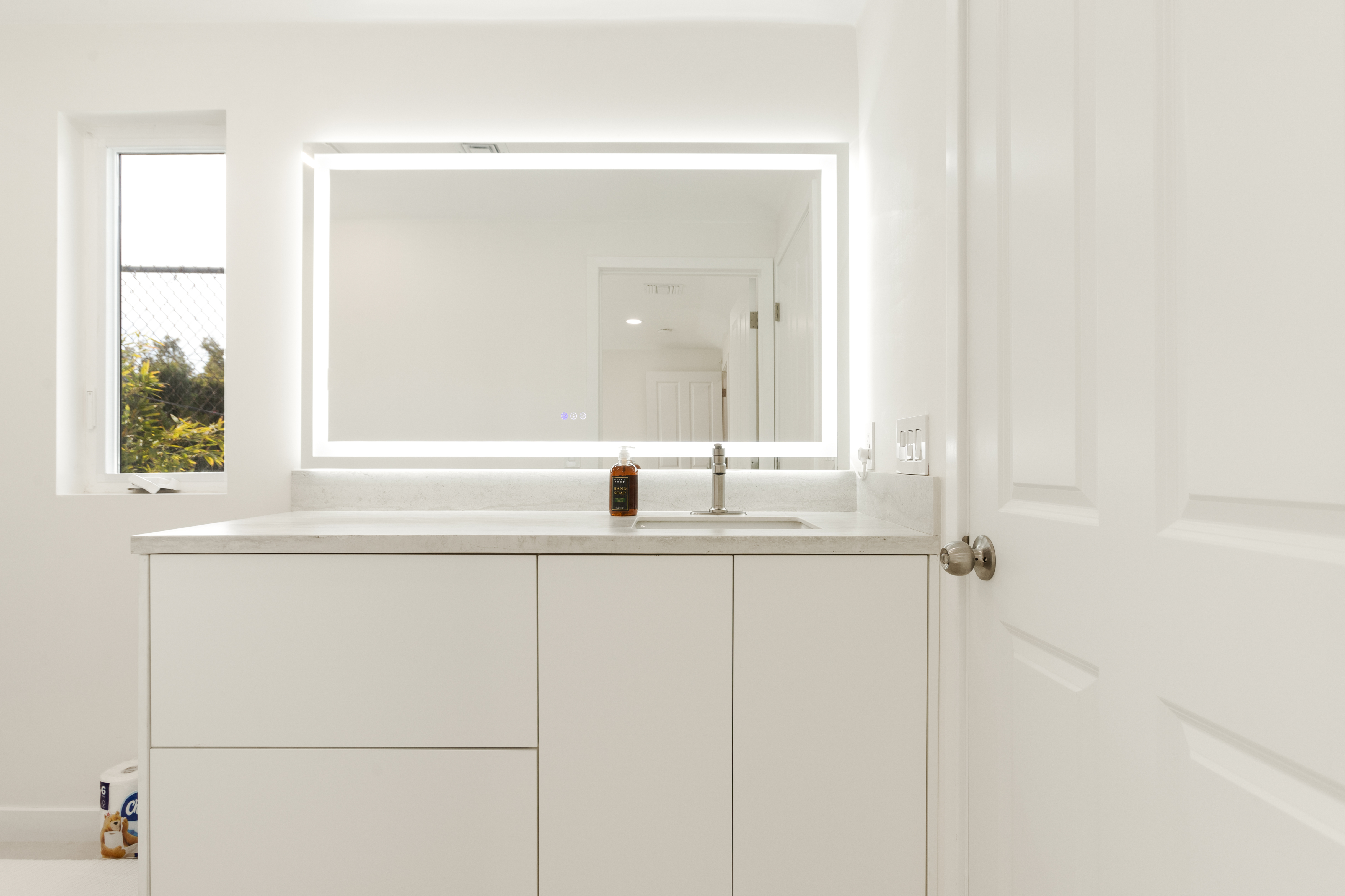 9432 Oakmore Rd bathrooms — luxury rental Los Angeles 90035 photo 3