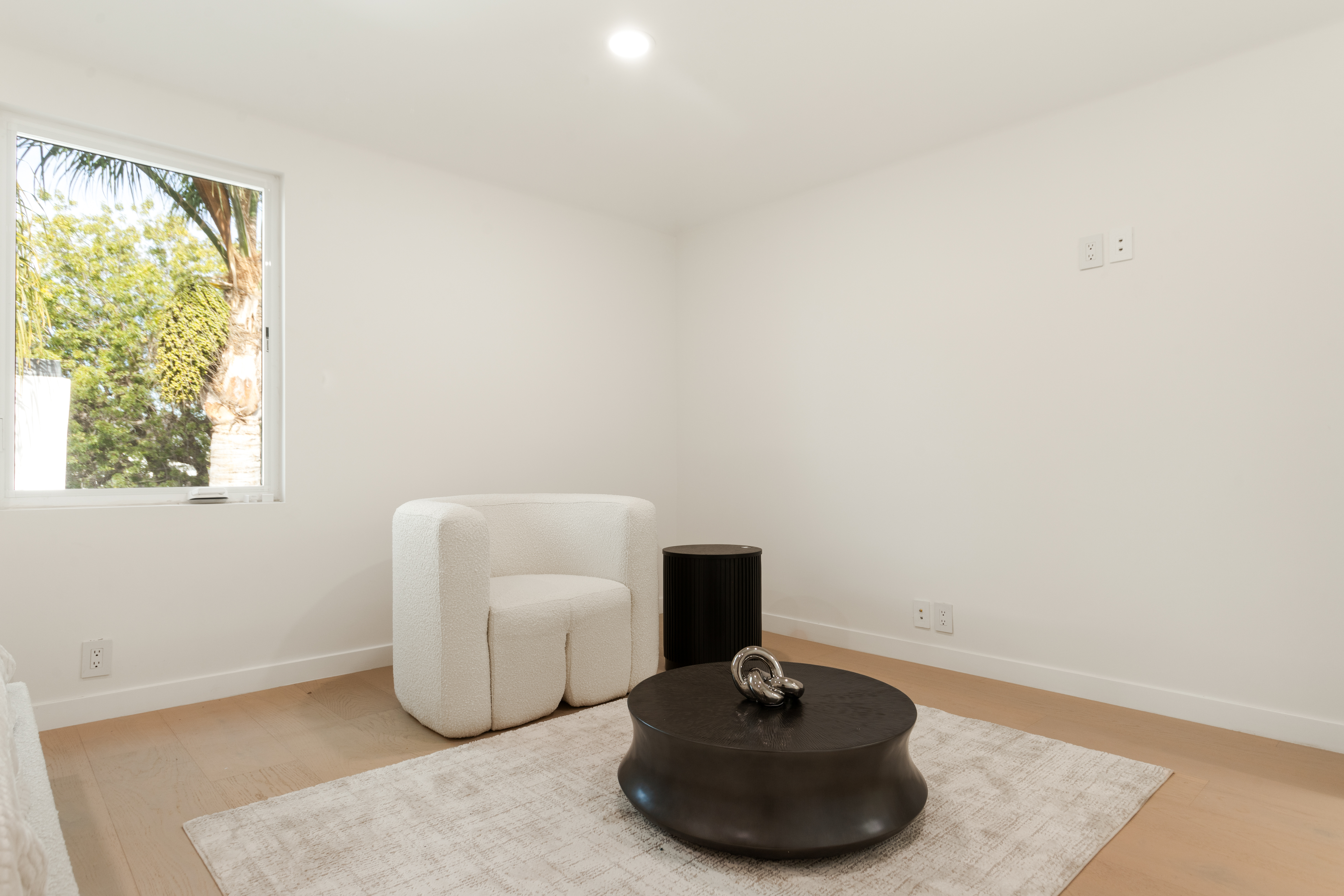 9432 Oakmore Rd bedrooms — luxury rental Los Angeles 90035 photo 1
