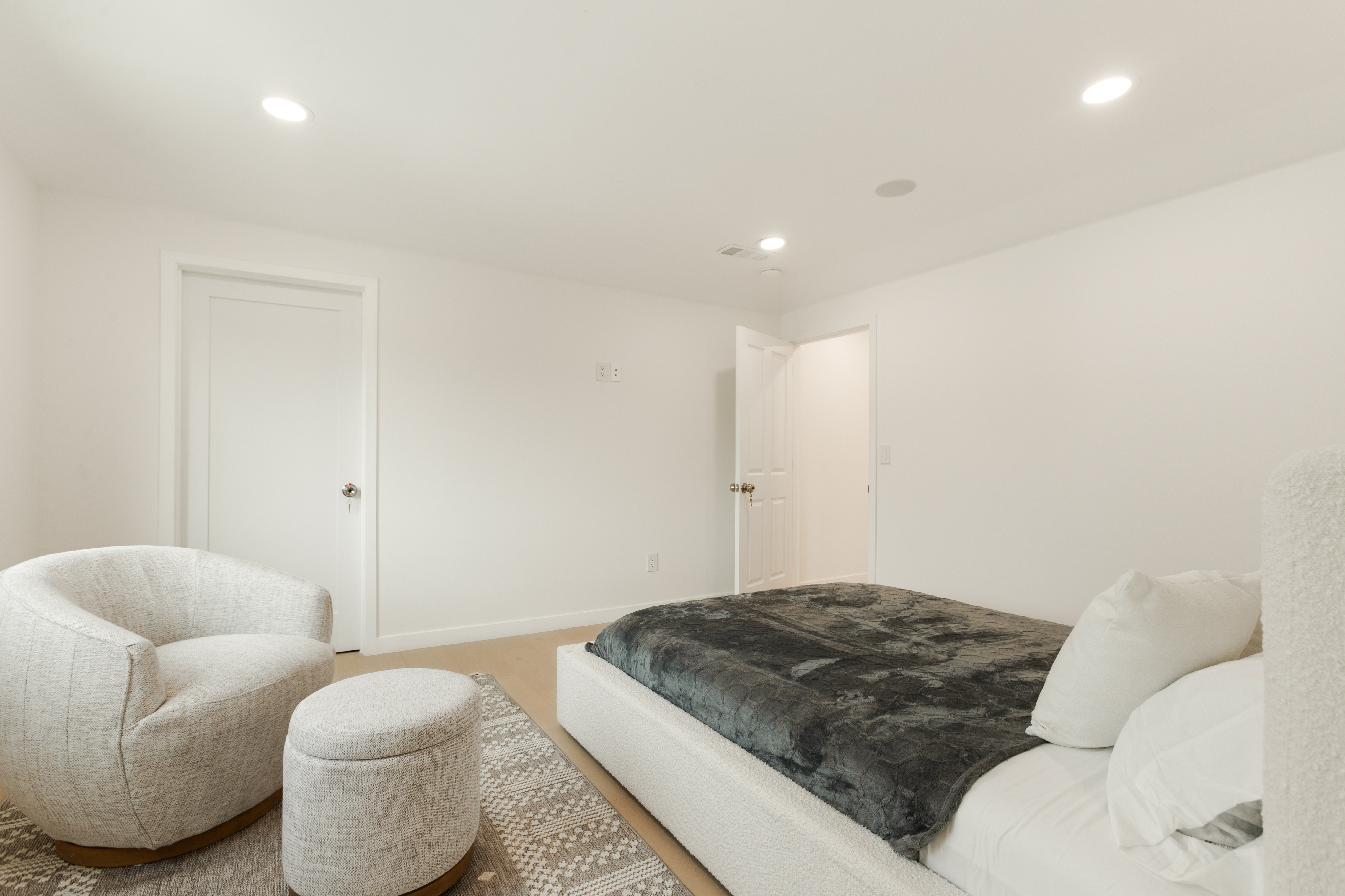 9432 Oakmore Rd bedrooms — luxury rental Los Angeles 90035 photo 3
