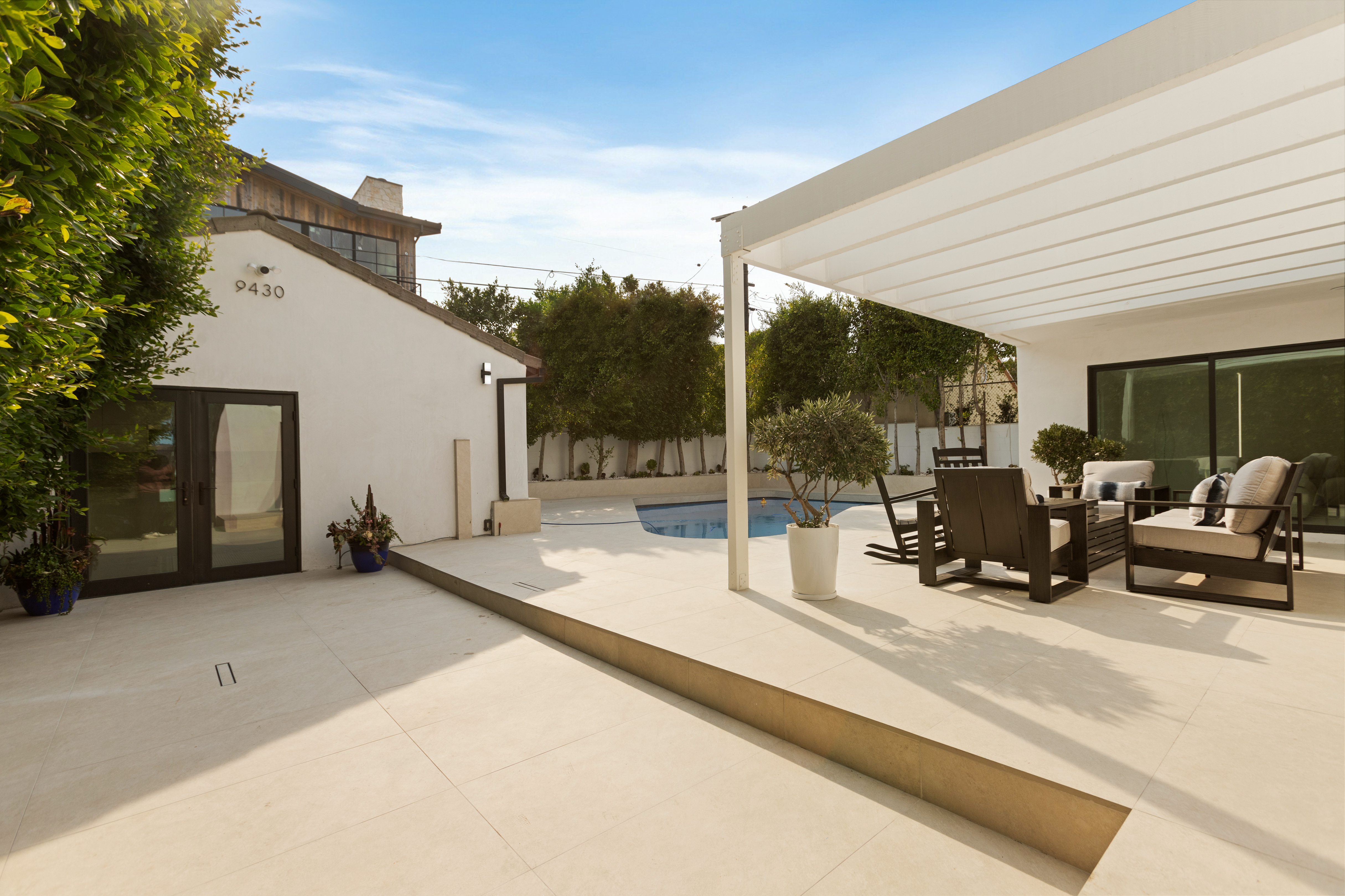 9432 Oakmore Rd pool & outdoor — luxury rental Los Angeles 90035 photo 4