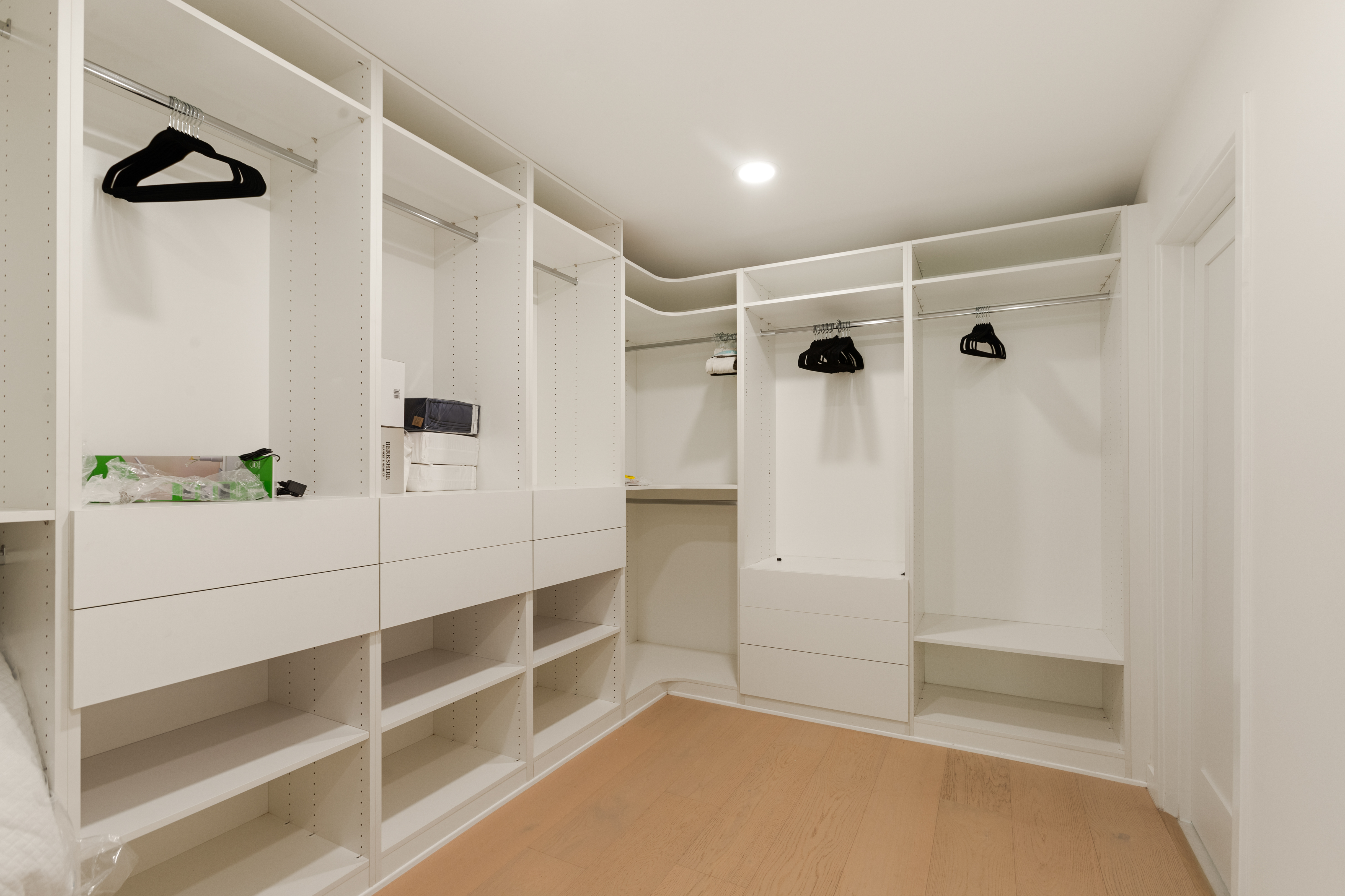 9432 Oakmore Rd primary suite — luxury rental Los Angeles 90035 photo 6