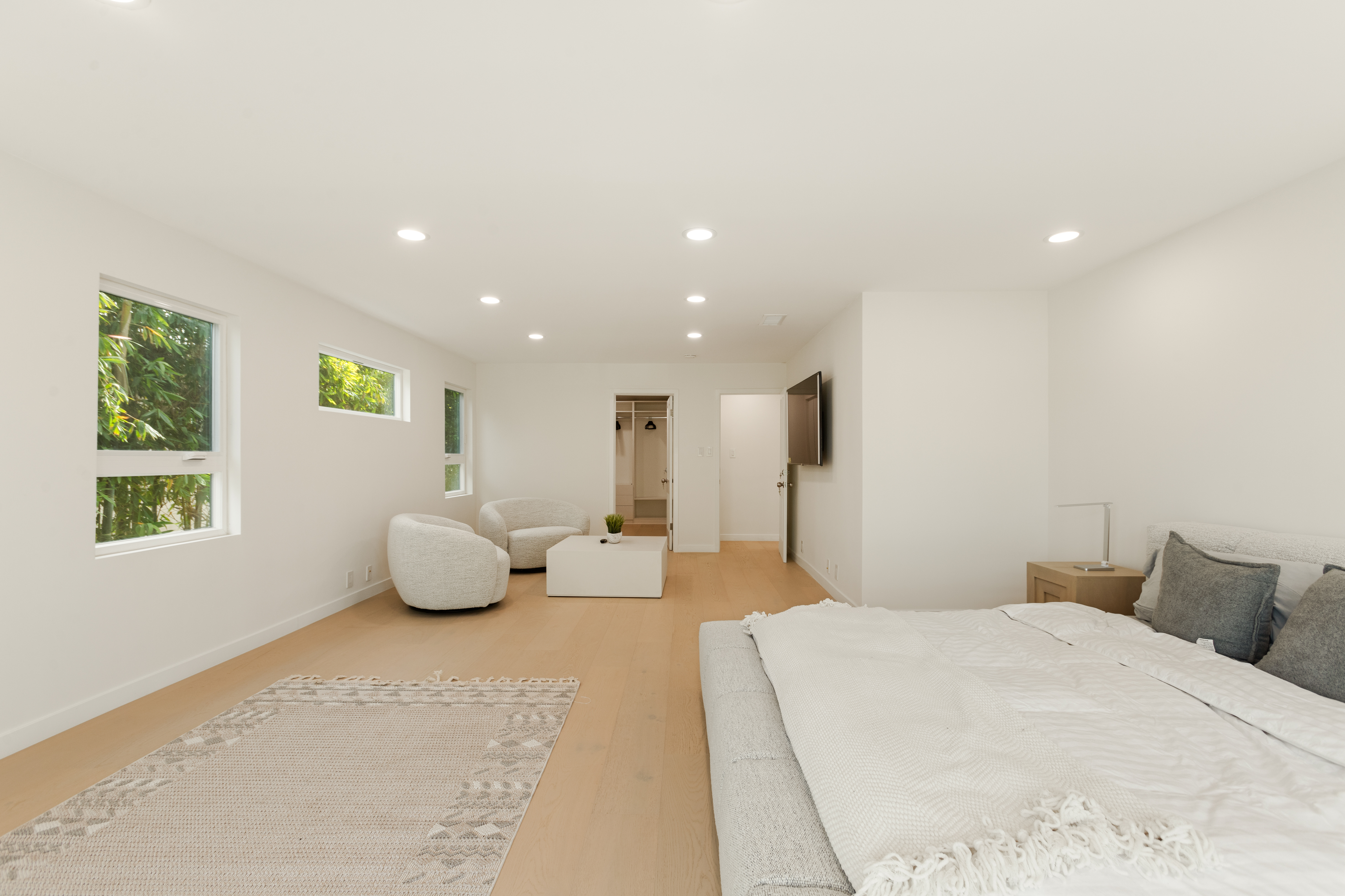 9432 Oakmore Rd primary suite — luxury rental Los Angeles 90035 photo 3