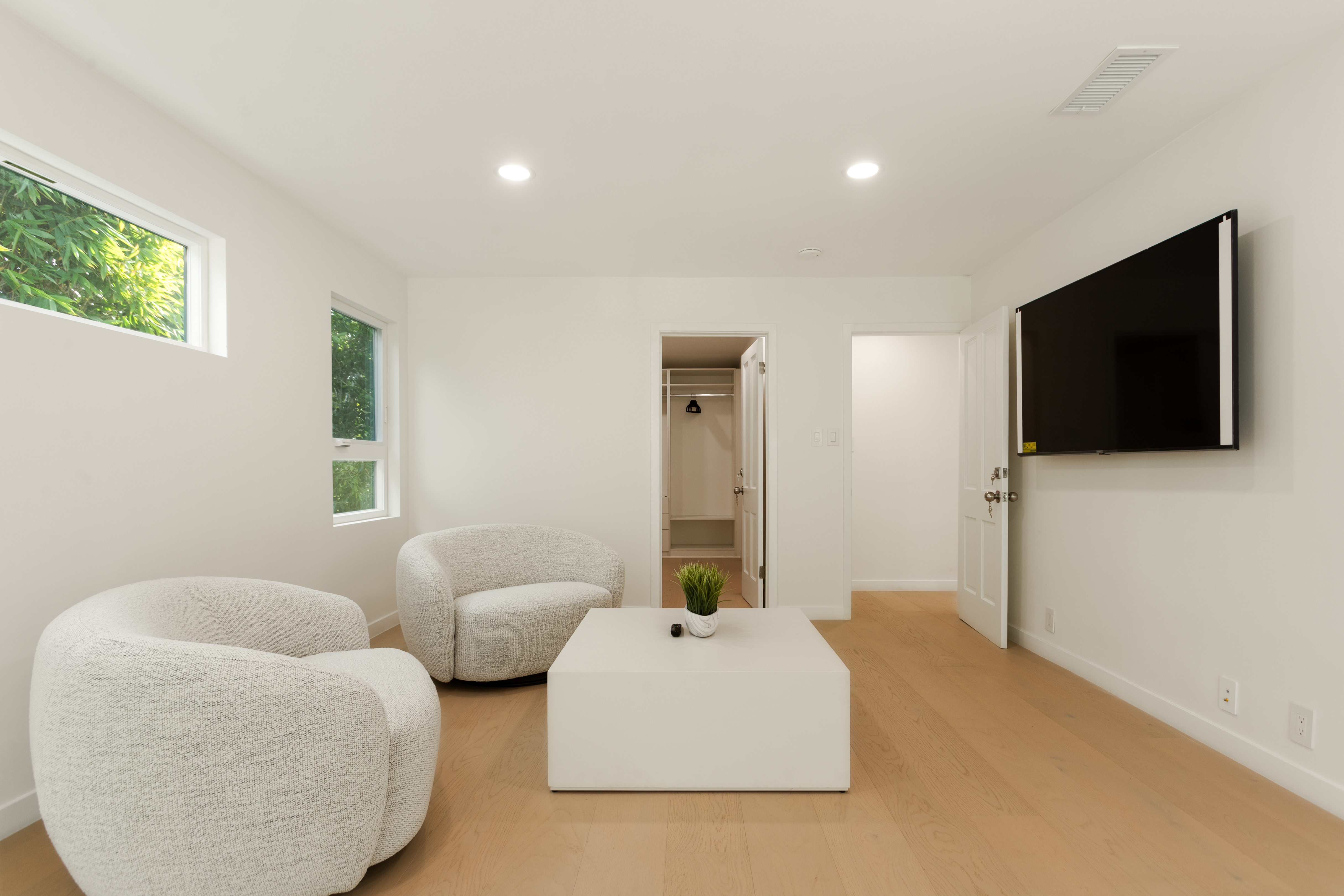 9432 Oakmore Rd primary suite — luxury rental Los Angeles 90035 photo 5