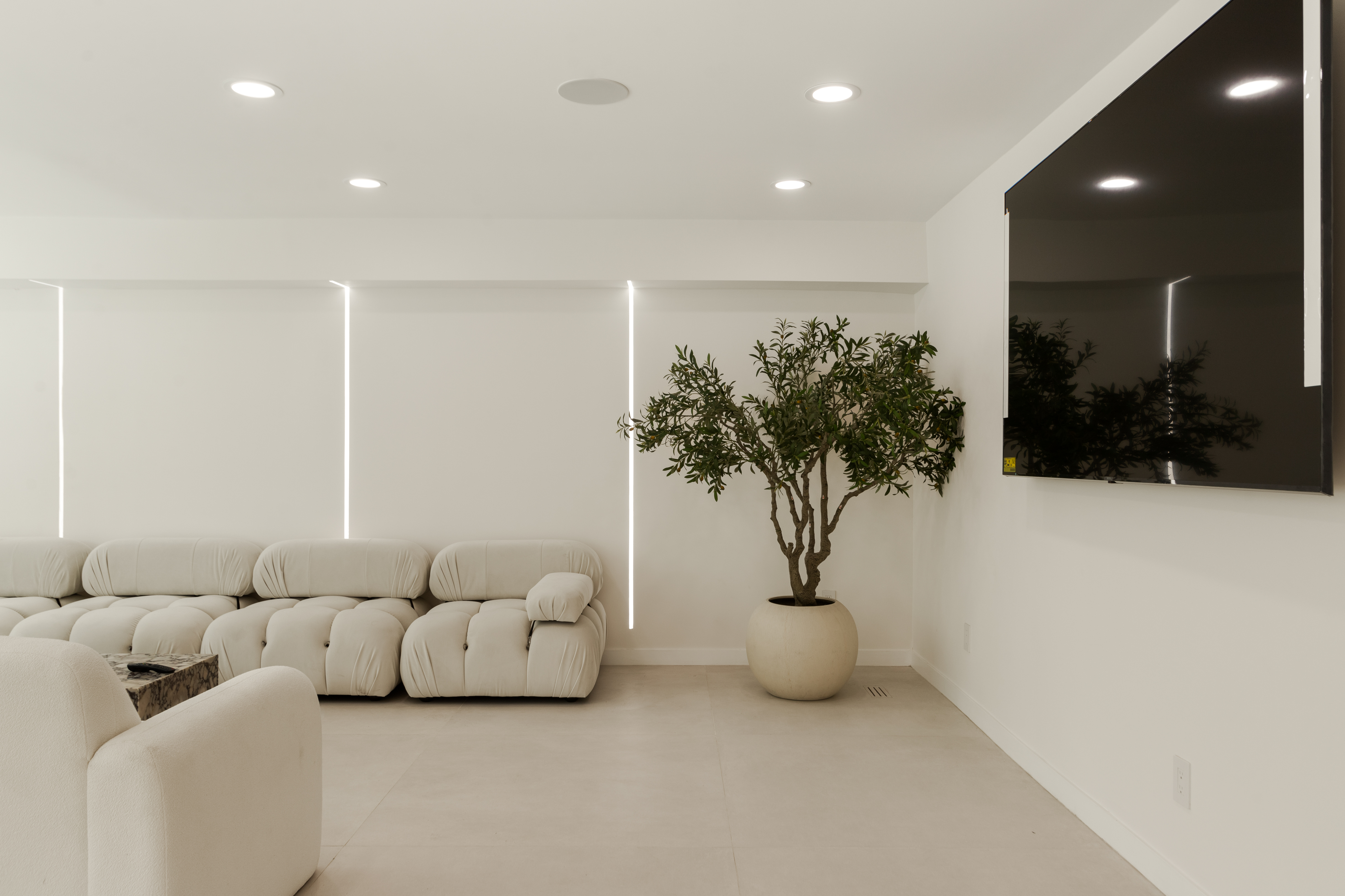 9432 Oakmore Rd living rooms — luxury rental Los Angeles 90035 photo 3