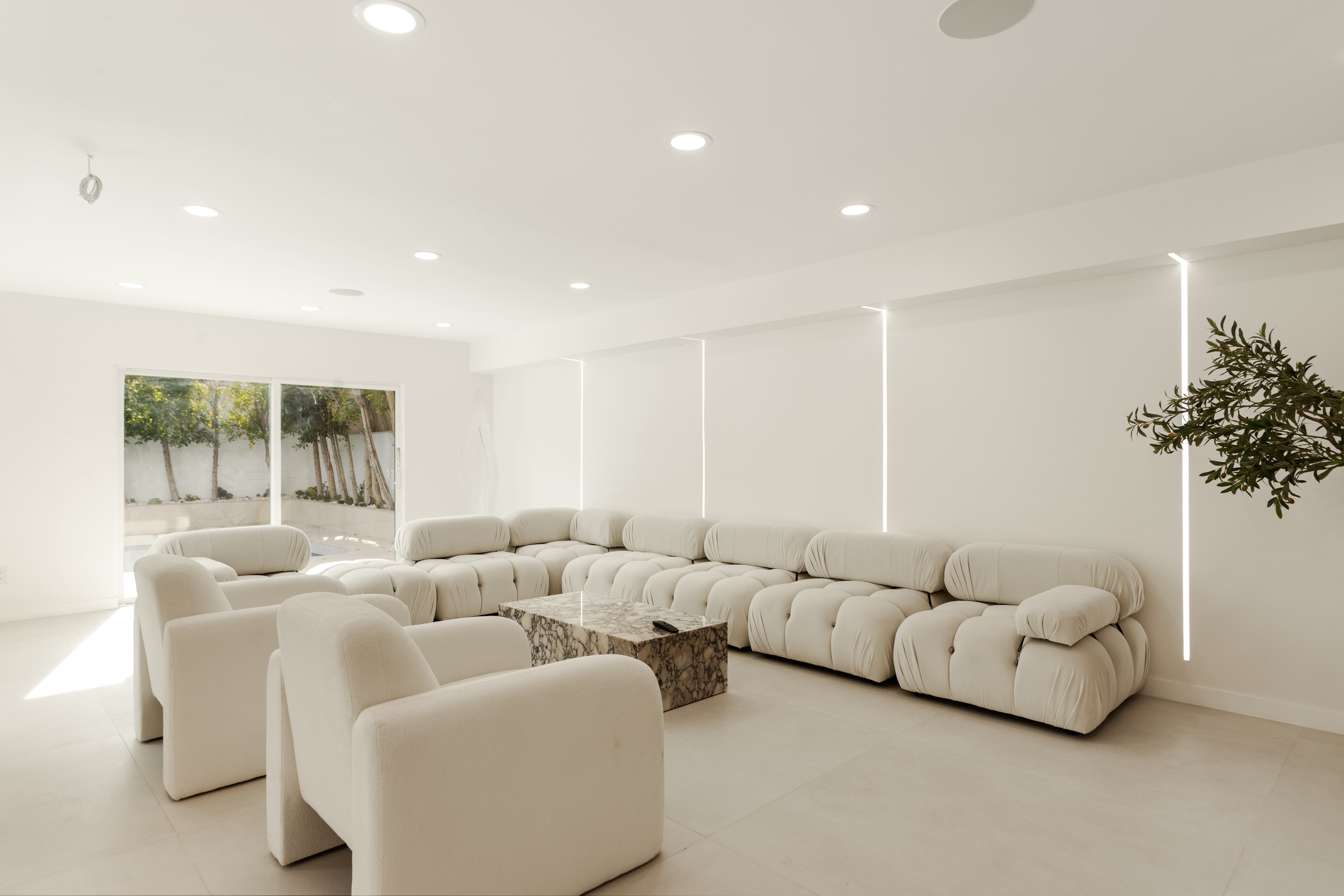 9432 Oakmore Rd living rooms — luxury rental Los Angeles 90035 photo 4